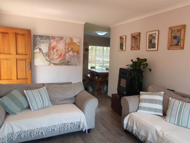 3 Bedroom 1.5 Bathroom Freestanding House for Sale in Rooihuiskraal - Photo 3