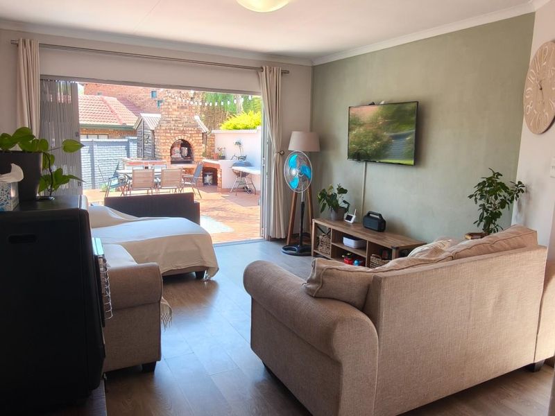3 Bedroom 1.5 Bathroom Freestanding House for Sale in Rooihuiskraal - Photo 2