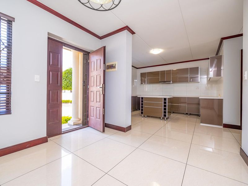 Contemporary Living | Private Garden | Secure Complex | 179 m2 - Photo 5