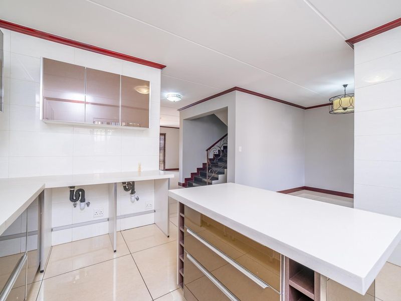 Contemporary Living | Private Garden | Secure Complex | 179 m2 - Photo 10
