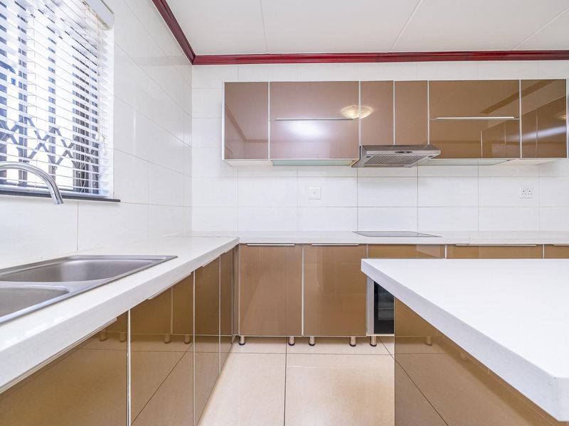 Contemporary Living | Private Garden | Secure Complex | 179 m2 - Photo 8