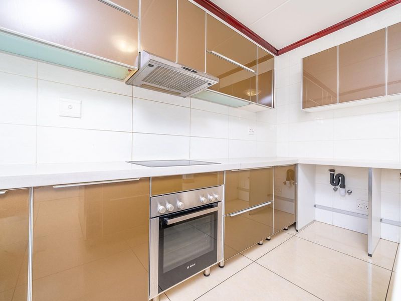 Contemporary Living | Private Garden | Secure Complex | 179 m2 - Photo 9