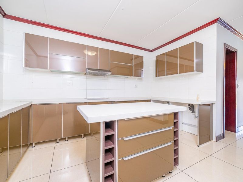 Contemporary Living | Private Garden | Secure Complex | 179 m2 - Photo 7