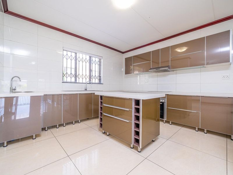 Contemporary Living | Private Garden | Secure Complex | 179 m2 - Photo 6