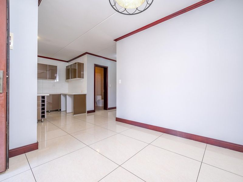 Contemporary Living | Private Garden | Secure Complex | 179 m2 - Photo 4