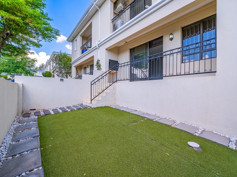 Contemporary Living | Private Garden | Secure Complex | 179 m2 - Photo 2