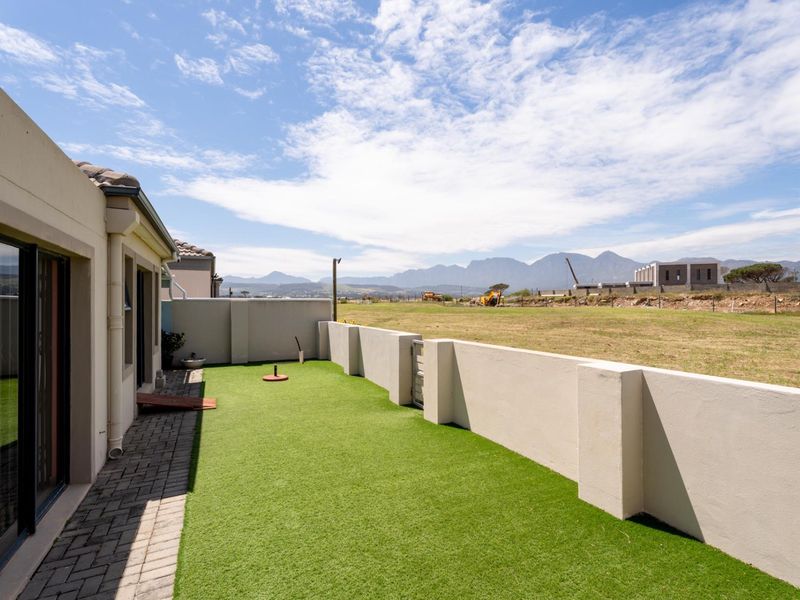 Modern 3-Bedroom Home with Breathtaking Mountain Views - Photo 4