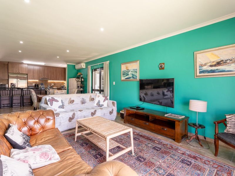 Modern 3-Bedroom Home with Breathtaking Mountain Views - Photo 2