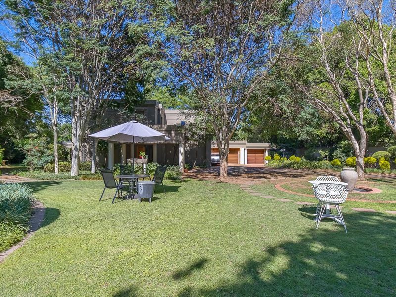 Exclusive Family Sanctuary in a Secure Enclosure: Space, Serenity, and Style - Photo 5