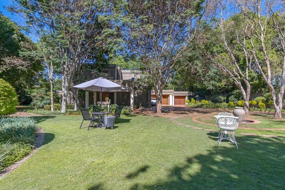 Exclusive Family Sanctuary in a Secure Enclosure: Space, Serenity, and Style - Photo 5