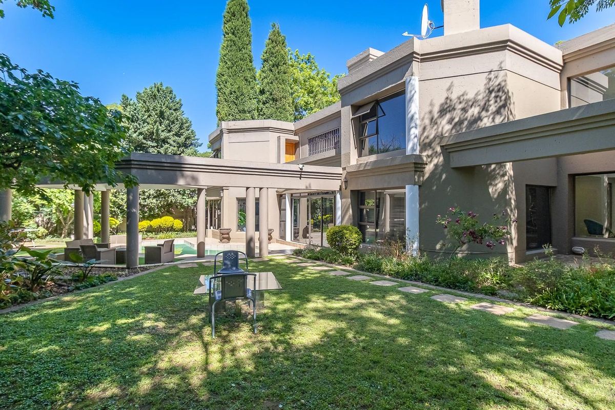 Exclusive Family Sanctuary in a Secure Enclosure: Space, Serenity, and Style - Photo 4