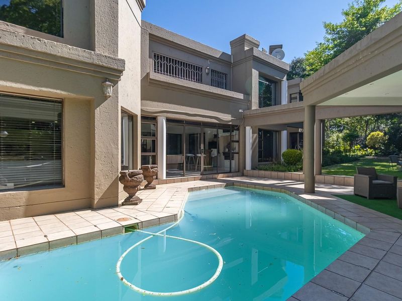 Exclusive Family Sanctuary in a Secure Enclosure: Space, Serenity, and Style - Photo 2