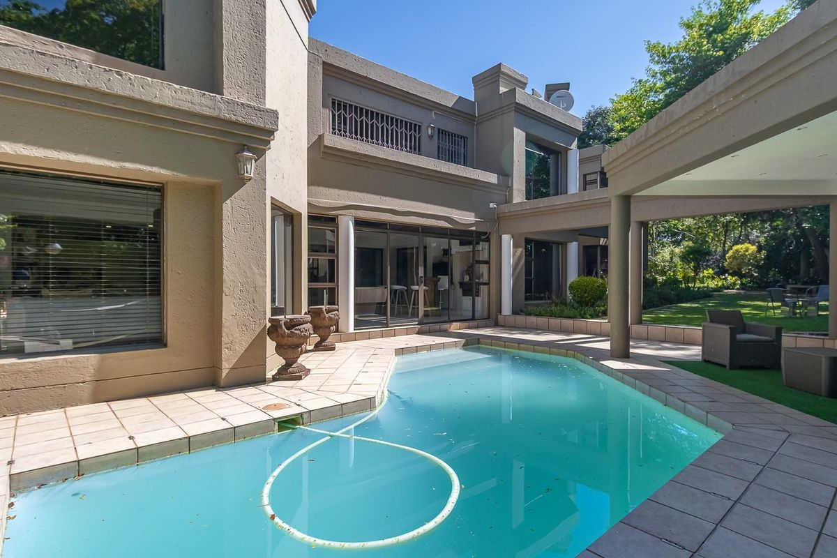 Exclusive Family Sanctuary in a Secure Enclosure: Space, Serenity, and Style - Photo 2