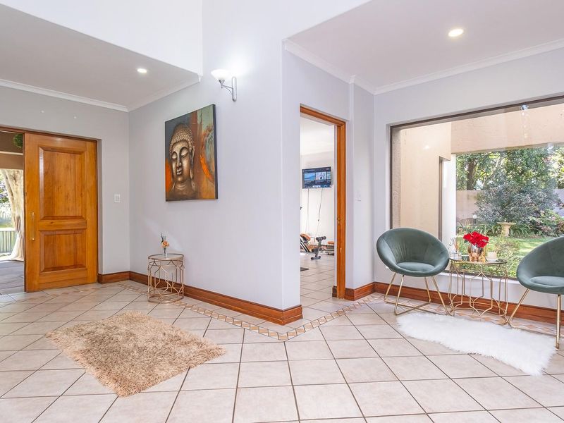 Exclusive Family Sanctuary in a Secure Enclosure: Space, Serenity, and Style - Photo 10