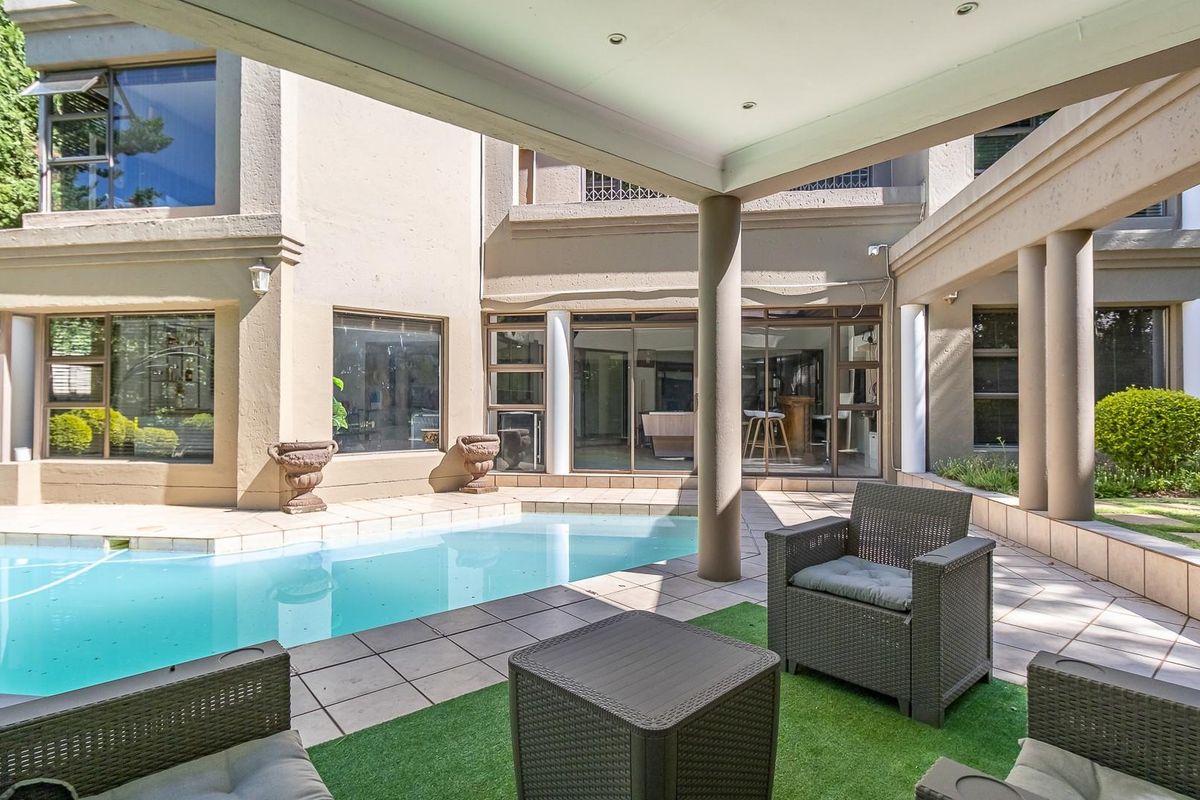 Exclusive Family Sanctuary in a Secure Enclosure: Space, Serenity, and Style - Photo 3