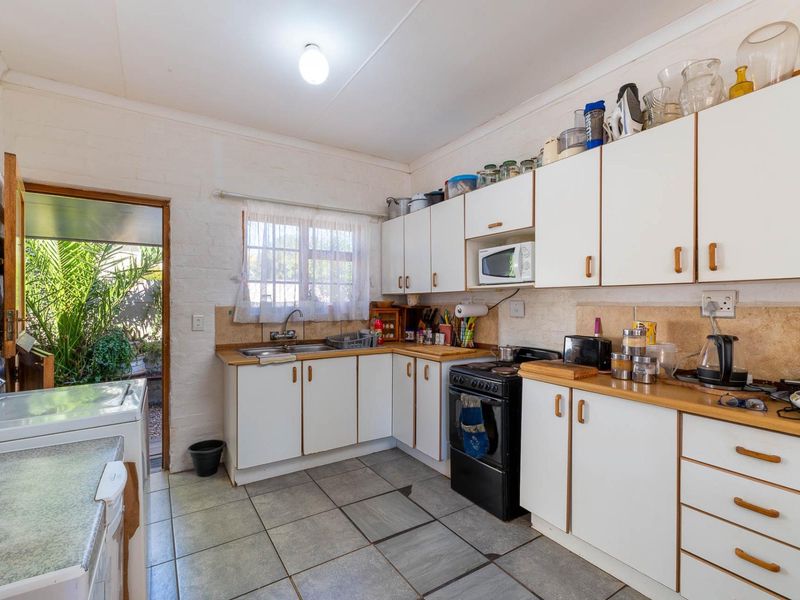 Cosy three bedroom Townhouse with two bathrooms in Aalwynfleur Riversdale - Photo 5