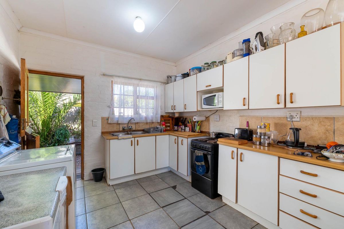 Cosy three bedroom Townhouse with two bathrooms in Aalwynfleur Riversdale - Photo 5