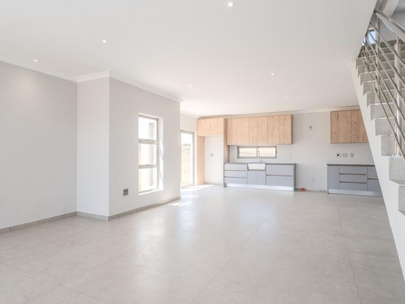 Modern Brand-New 3-Bedroom Double-Storey Home in Chardon Village, Langebaan Country Estate - Photo 10