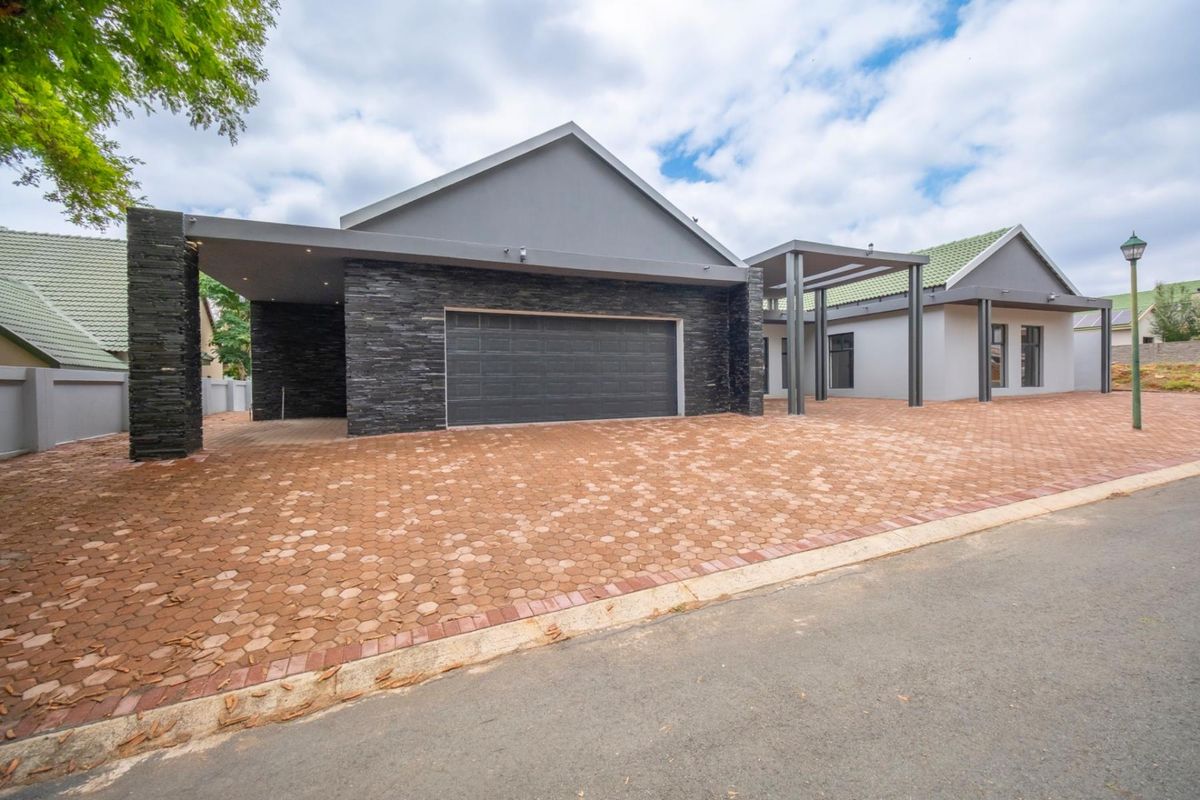 WELCOME TO LUXURY LIVING AT WIGWAM BRIGADOON ESTATE!!! - Photo 2