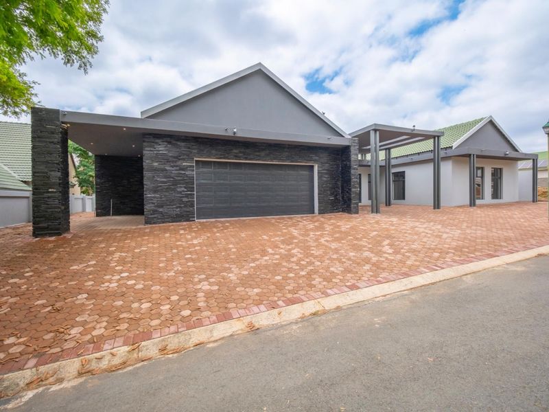 WELCOME TO LUXURY LIVING AT WIGWAM BRIGADOON ESTATE!!! - Photo 2