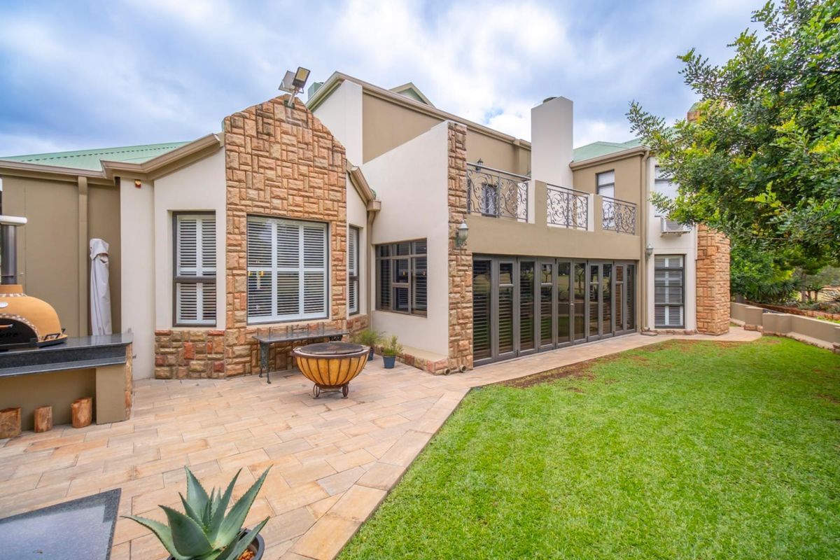 LUXURY FAMILY LIVING IN PRESTIGIOUS BRIGADOON. - Photo 2