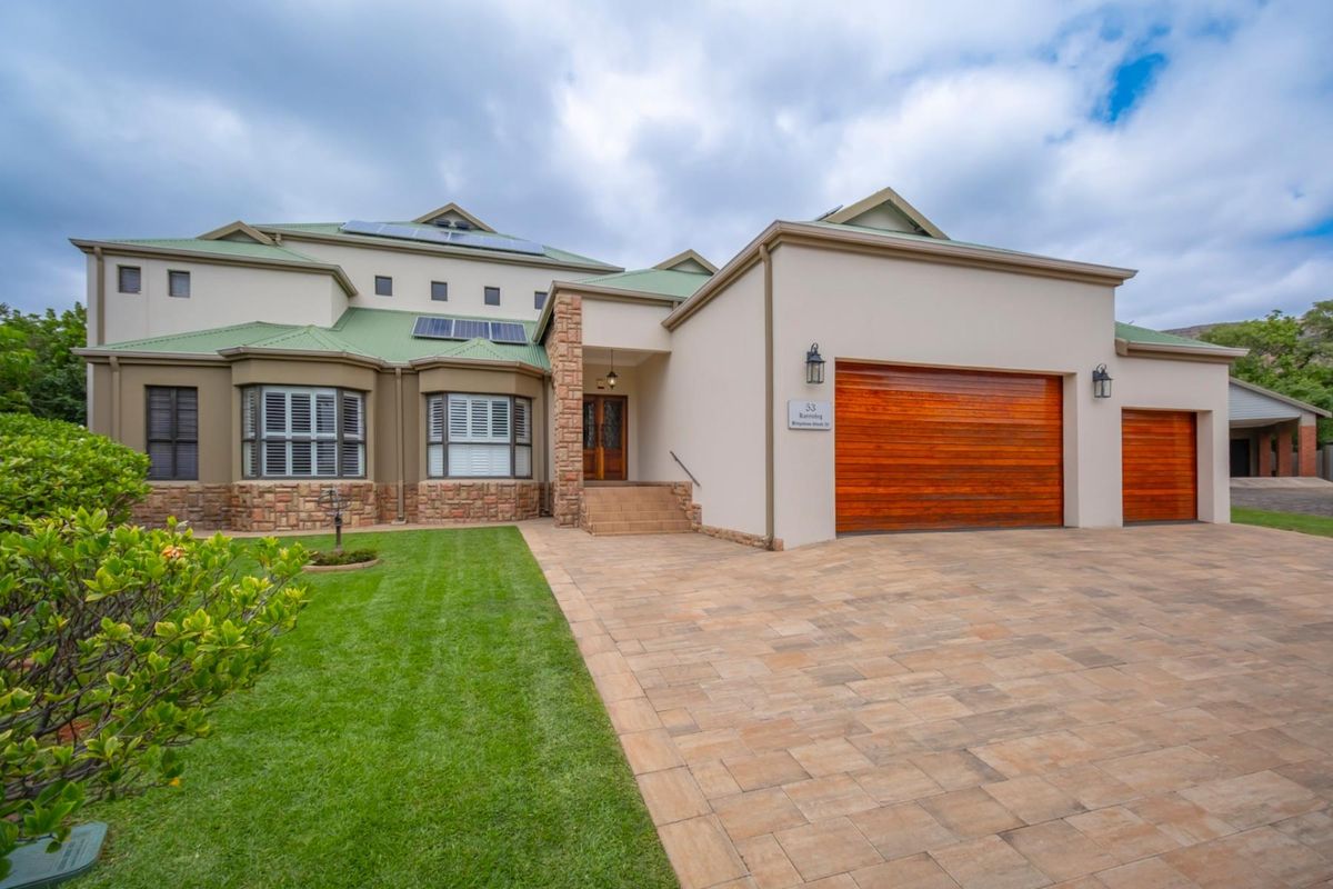 LUXURY FAMILY LIVING IN PRESTIGIOUS BRIGADOON. - Photo 3