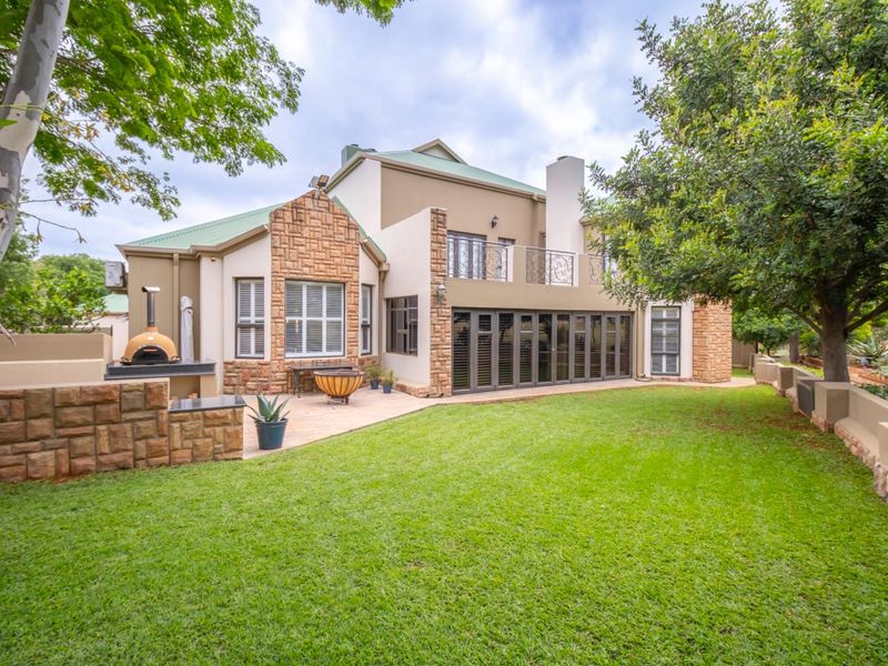 LUXURY FAMILY LIVING IN PRESTIGIOUS BRIGADOON. - Photo 1
