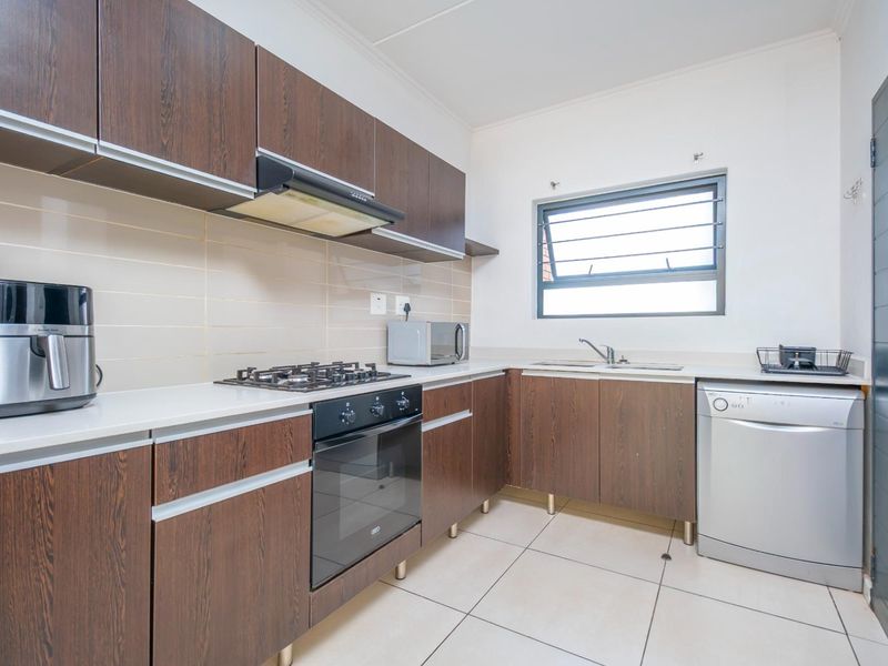 Sole Mandate - Modern 3-Bedroom Garden Apartment in The William - Photo 2