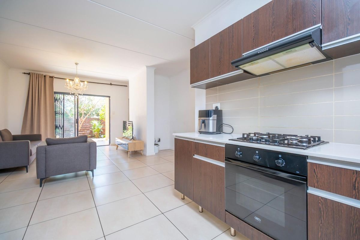 Sole Mandate - Modern 3-Bedroom Garden Apartment in The William - Photo 4