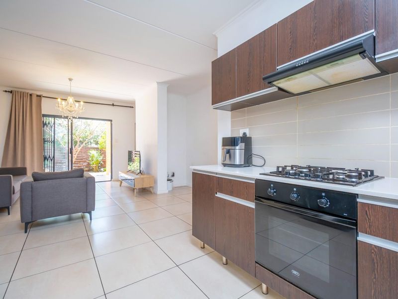 Sole Mandate - Modern 3-Bedroom Garden Apartment in The William - Photo 4