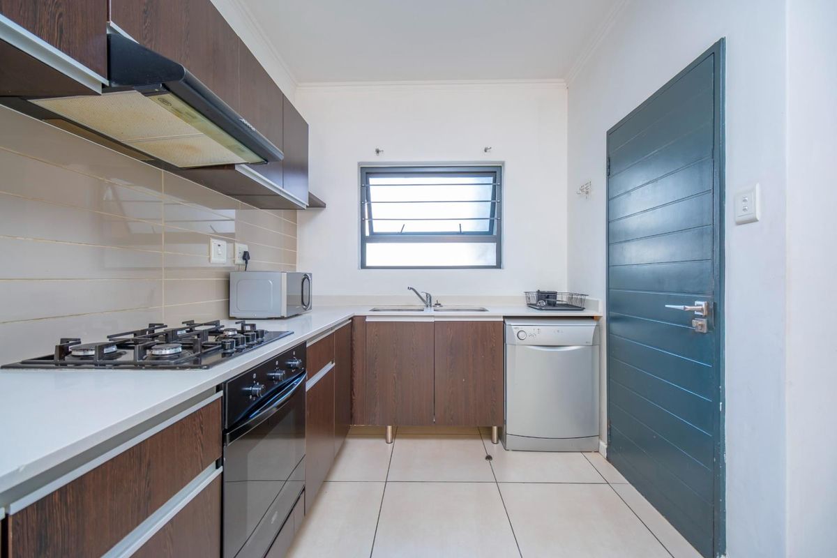 Sole Mandate - Modern 3-Bedroom Garden Apartment in The William - Photo 3