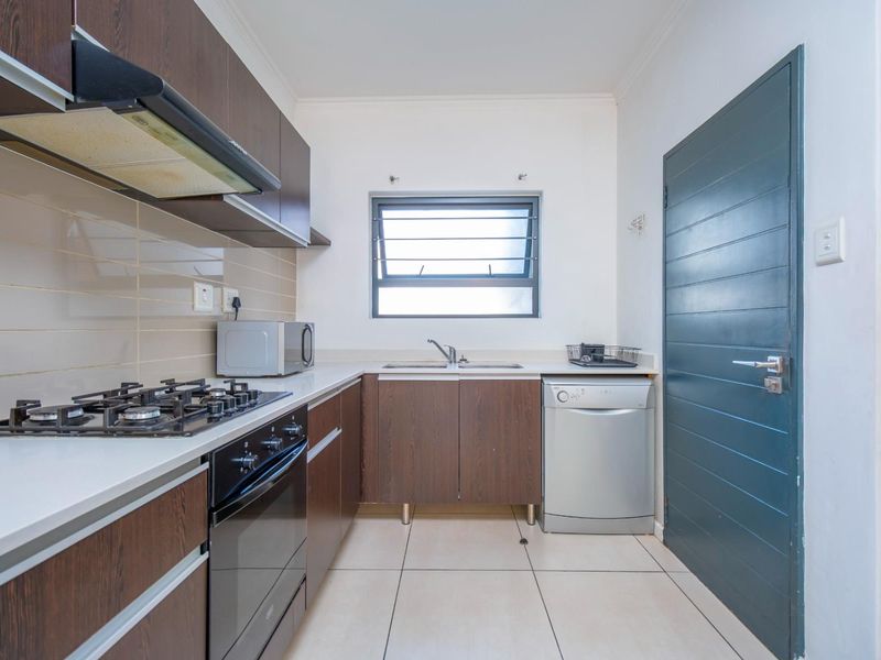 Sole Mandate - Modern 3-Bedroom Garden Apartment in The William - Photo 3