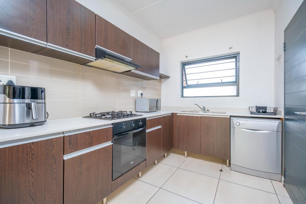 Sole Mandate - Modern 3-Bedroom Garden Apartment in The William - Photo 2