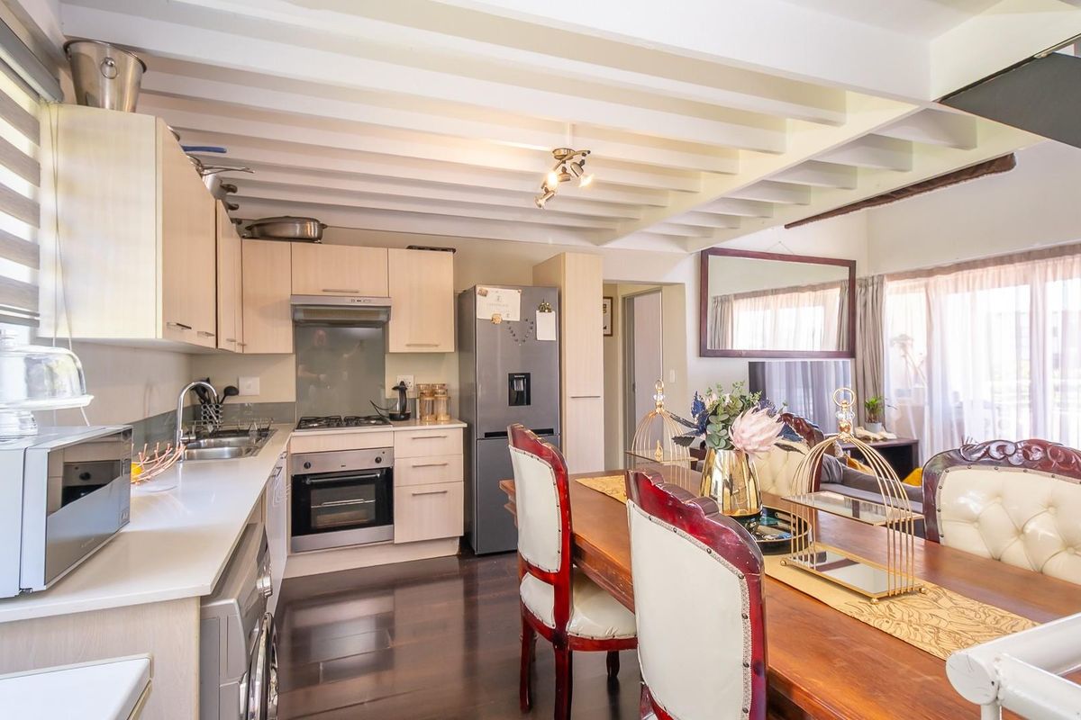 Modern 2-Bedroom Apartment with Loft and Balcony | Prime Location | Excellent Investment Opportunity - Photo 5