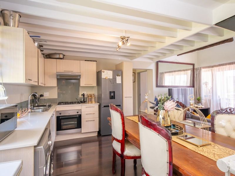 Modern 2-Bedroom Apartment with Loft and Balcony | Prime Location | Excellent Investment Opportunity - Photo 5