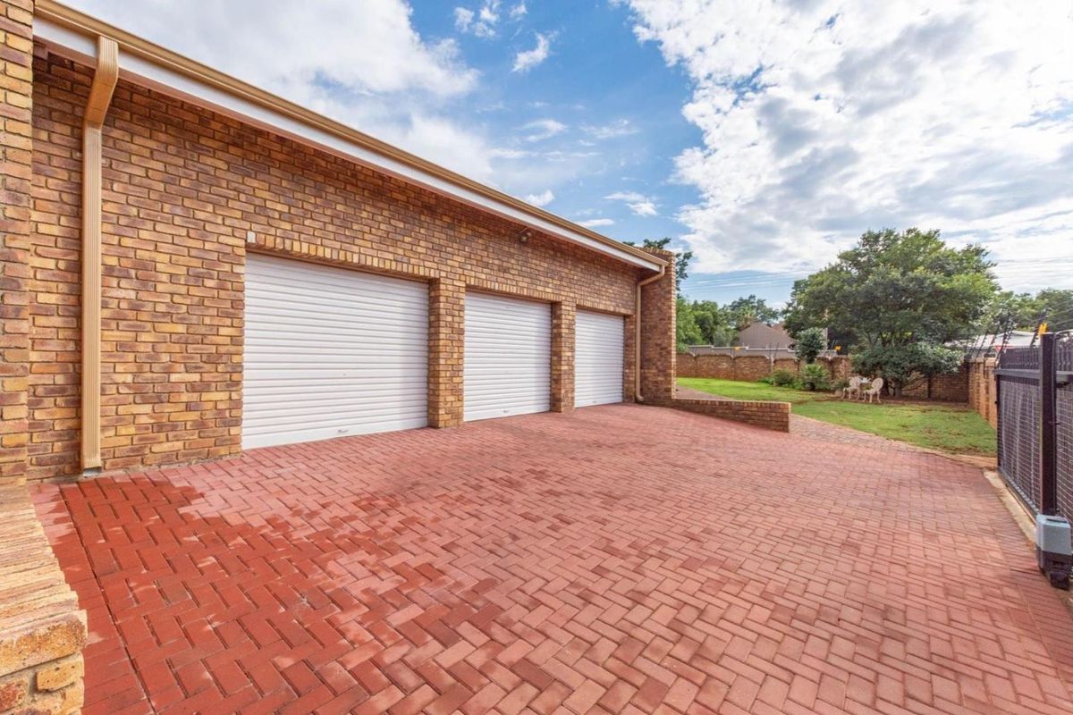 Family home of your Dreams up for grabs!!! - Photo 2