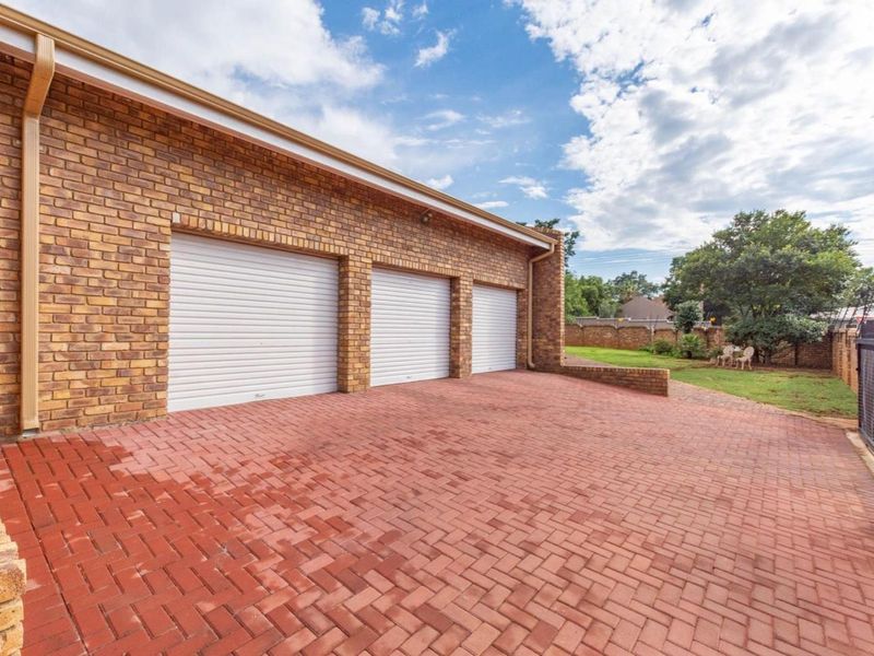 Family home of your Dreams up for grabs!!! - Photo 2