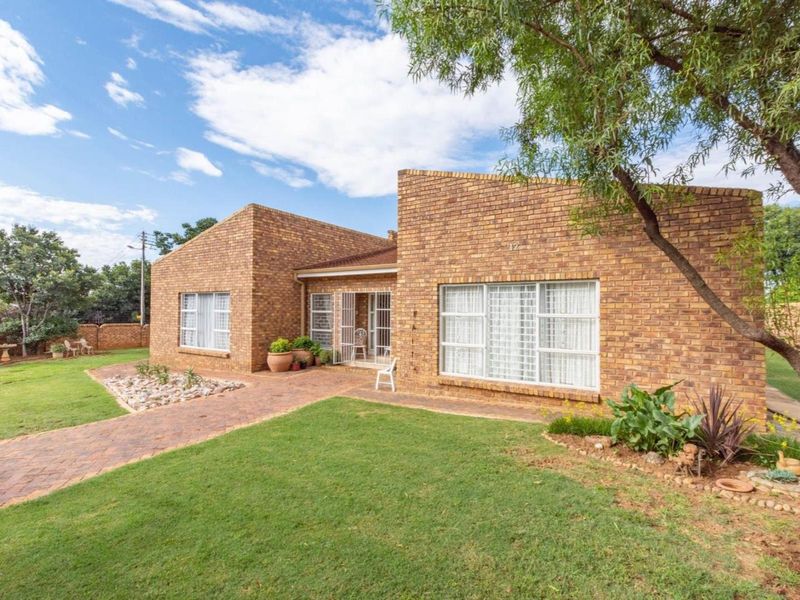 Family home of your Dreams up for grabs!!! - Photo 1