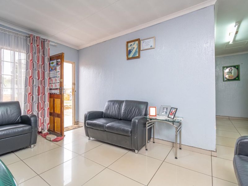 Spacious 3-Bedroom Home with Development Potential in Klipspruit West Ext 2 - Photo 9