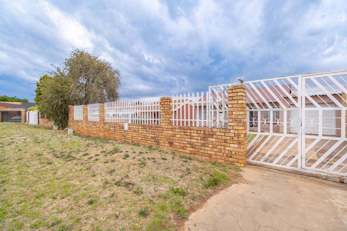 Spacious 3-Bedroom Home with Development Potential in Klipspruit West Ext 2 - Photo 5
