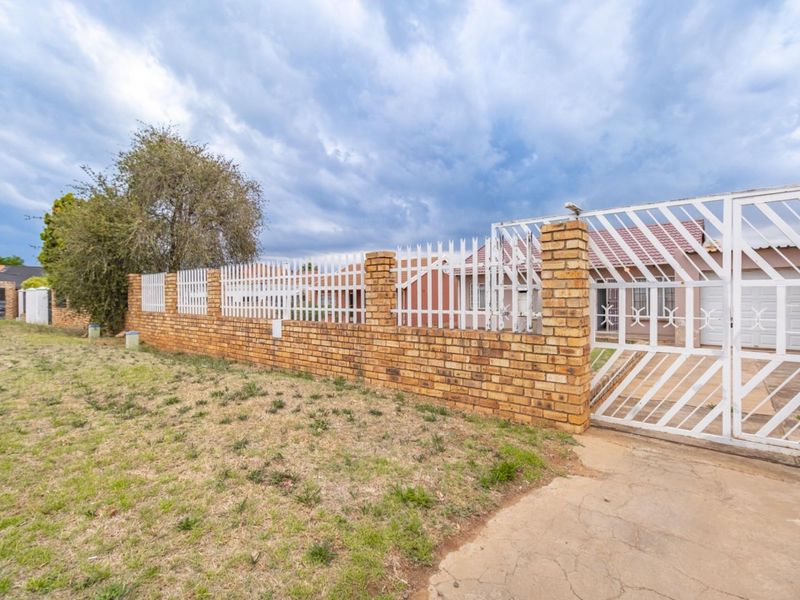Spacious 3-Bedroom Home with Development Potential in Klipspruit West Ext 2 - Photo 5