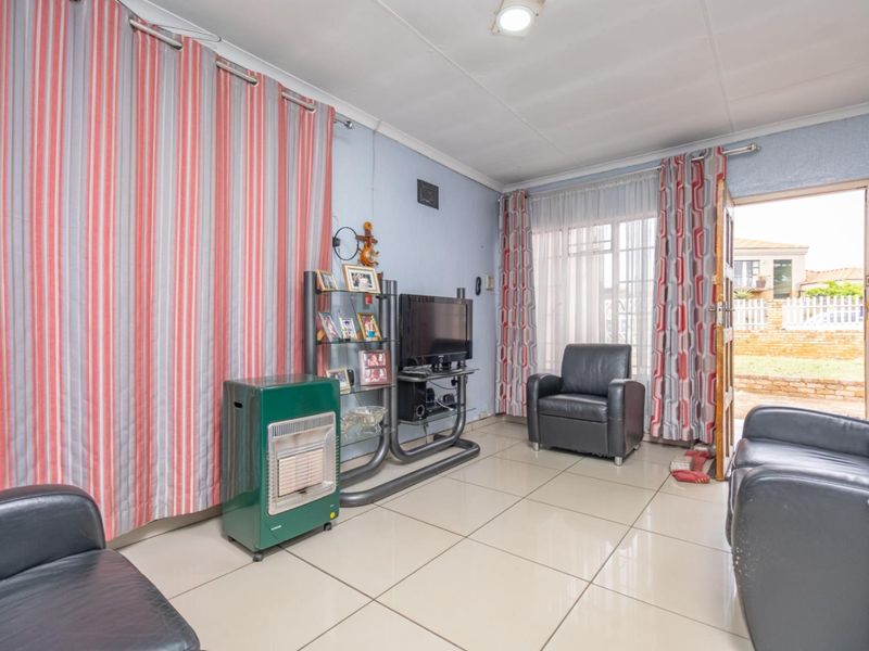 Spacious 3-Bedroom Home with Development Potential in Klipspruit West Ext 2 - Photo 8