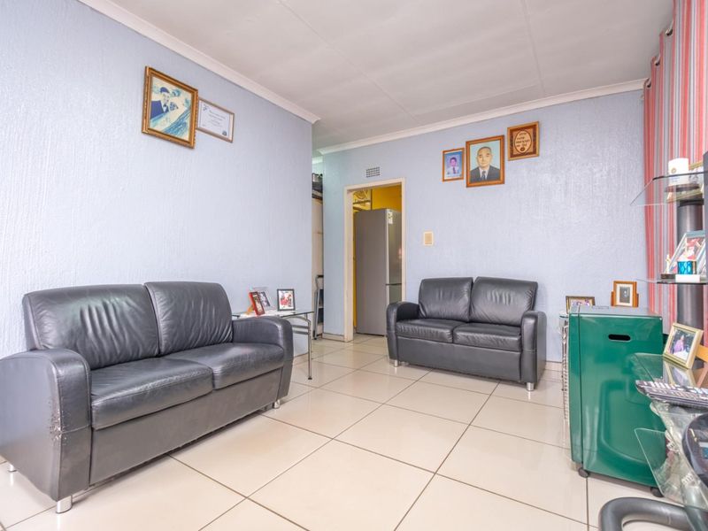 Spacious 3-Bedroom Home with Development Potential in Klipspruit West Ext 2 - Photo 7