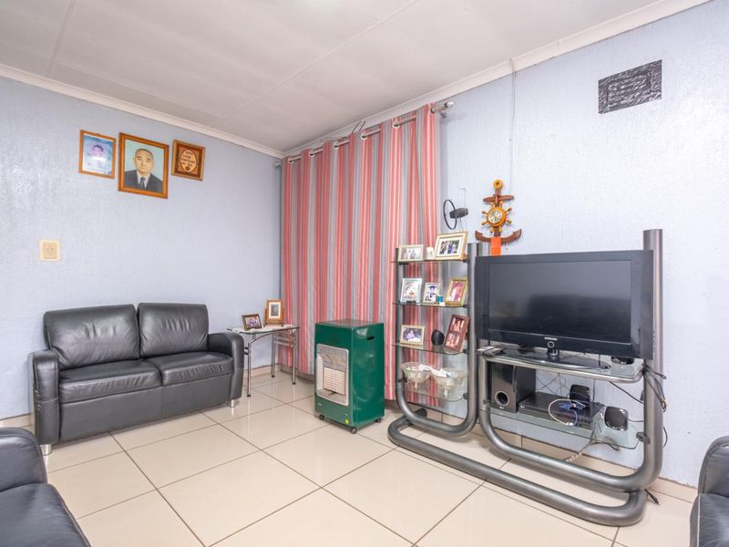 Spacious 3-Bedroom Home with Development Potential in Klipspruit West Ext 2 - Photo 6