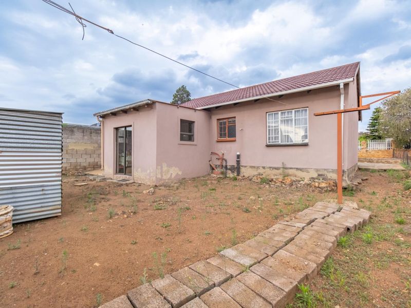 Spacious 3-Bedroom Home with Development Potential in Klipspruit West Ext 2 - Photo 4
