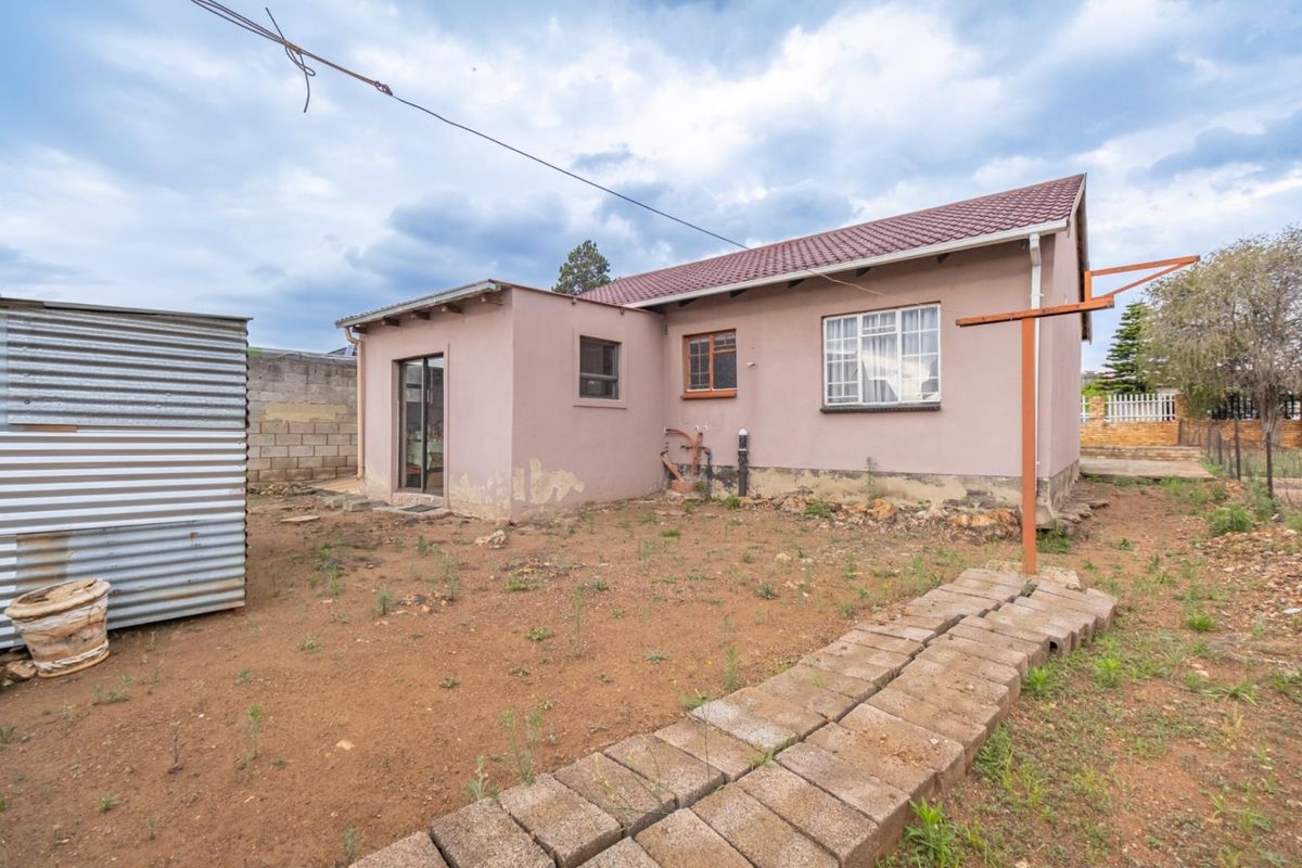 Spacious 3-Bedroom Home with Development Potential in Klipspruit West Ext 2 - Photo 4