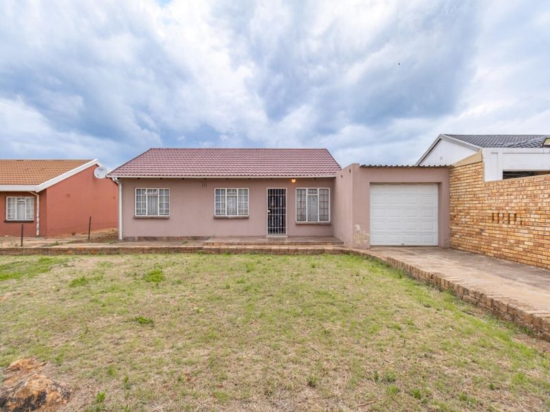 Spacious 3-Bedroom Home with Development Potential in Klipspruit West Ext 2 - Photo 2