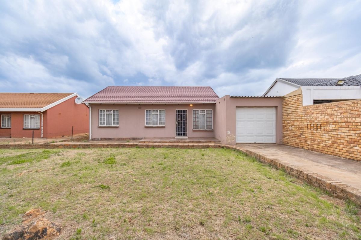 Spacious 3-Bedroom Home with Development Potential in Klipspruit West Ext 2 - Photo 2