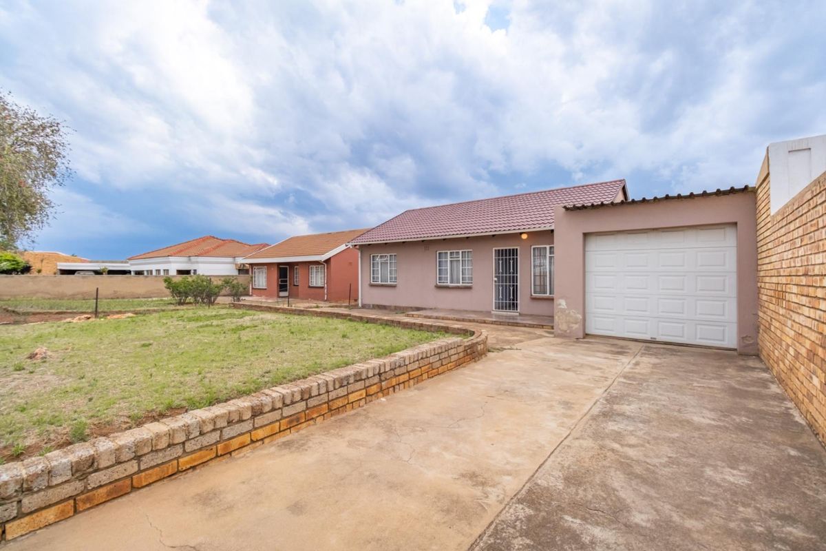 Spacious 3-Bedroom Home with Development Potential in Klipspruit West Ext 2 - Photo 3