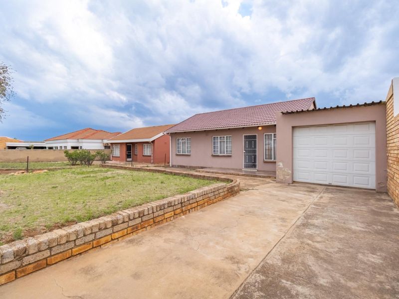 Spacious 3-Bedroom Home with Development Potential in Klipspruit West Ext 2 - Photo 3